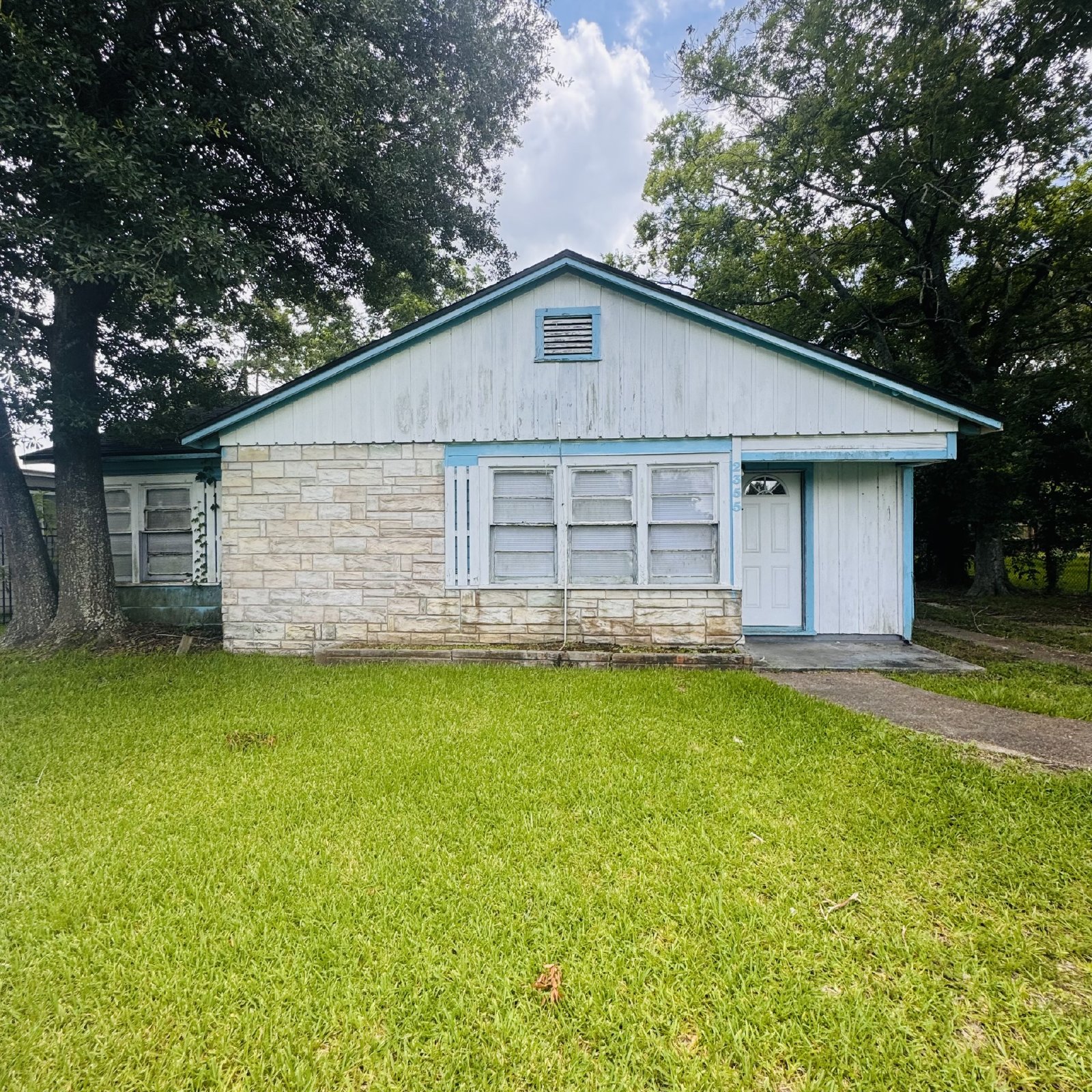 2355 N Lynwood Dr